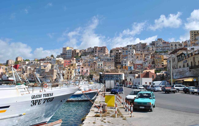 Sciacca, in provincia di Agrigento, città del mare, del carnevale e della ceramica