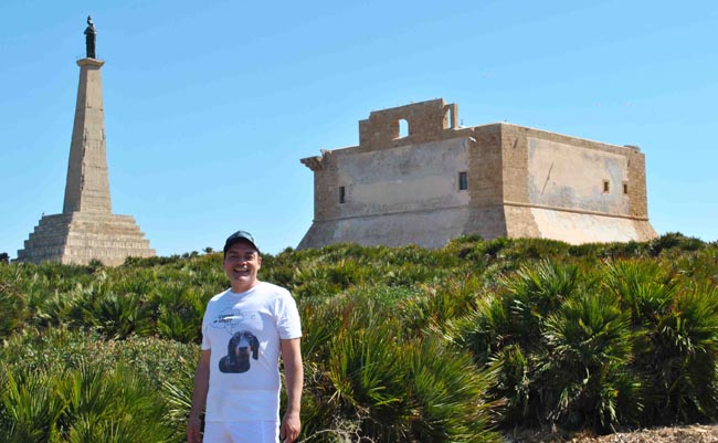 Sull'isola di Capo Passero si erge la fortezza spagnola. Sono presenti oltre 250 specie di piante appartenenti alla macchia mediterranea