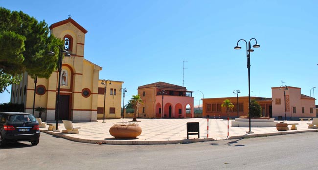 A pochi chilometri da Ribera si trova la frazione Borgo Bonsignore, esempio ben conservato di nuovi borghi rurali costruiti alla fine degli anni Trenta in Sicilia