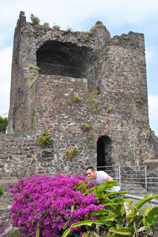 All'interno del castello di Aci si trova un piccolo orto botanico a cielo aperto con piante grasse provenienti da molti Paesi del mondo e un museo civico