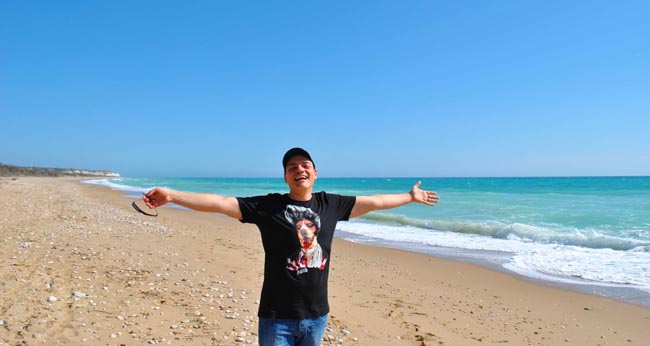Igor Righetti nell'incontaminata spiaggia della Riserva naturale orientata Foce del fiume Platani, nel comune di Ribera, la città delle arance