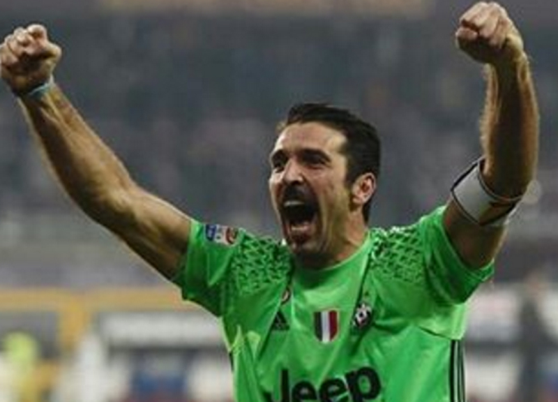 Buffon, portiere con i baffi! Foto da Instagram Buffon, portiere con i baffi! Foto da Instagram