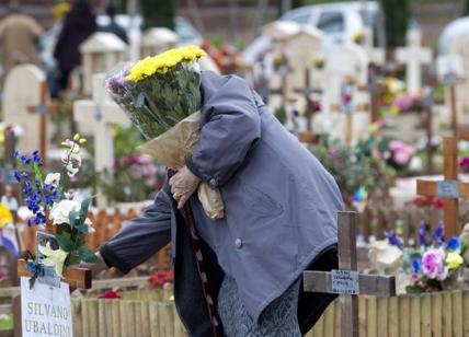 Custode del cimitero estorce soldi per restituire oggetti della moglie morta