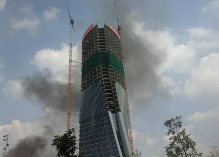 Incendio a CityLife, il fumo lambisce la torre Hadid. FOTO