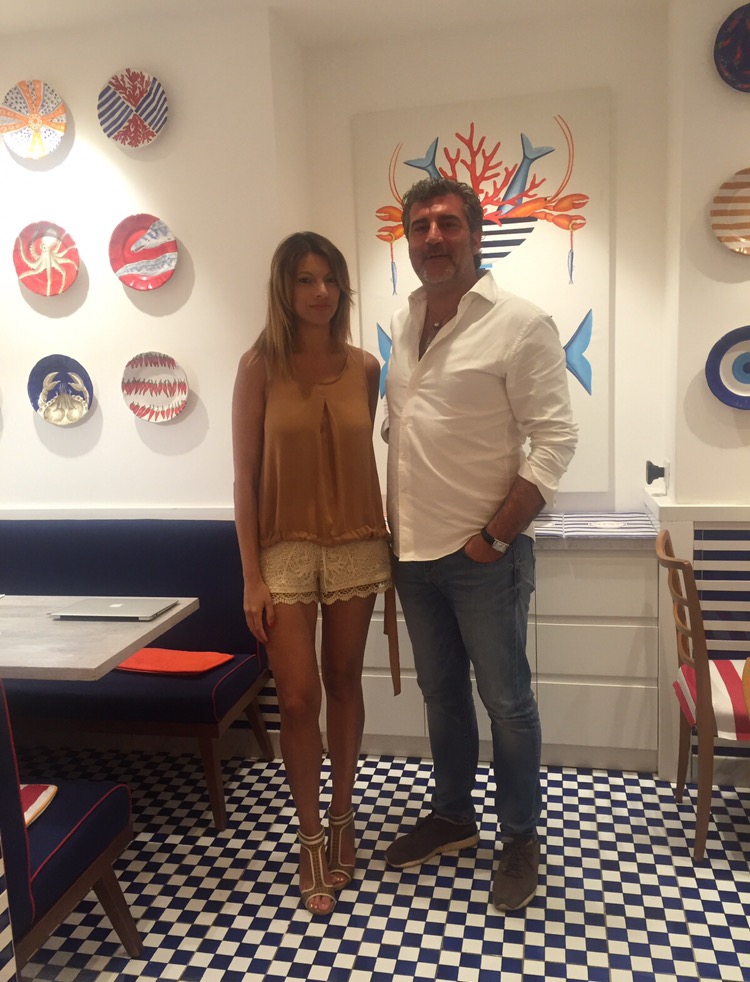 CORALLO LOBSTER BAR-RINASCENTE. Nel tempio dello shopping a Miano, la Rinascente, ecco all’ultimo piano, il posto ideale per mangiare crostacei e scoprire come la tradizione americana degli astici si unisce alla cucina marinara italiana. Gestito ottimamente da Luca Santini, il locale vanta un menu estremamente invitante, che vede protagonista l’astice intero in versione Assolo, accanto ad altri quattro mondi: la pasta, il panino, il burger e l’insalata. Ciascuno è disponibile in versione lobster, shrimp o caprese. Deliziosa l‘insalata catalana di gamberi o di astice. Da provare il burger che custodisce al suo interno carne chianina, astice, cipolla caramellata, cheddar cheese, pancetta croccante e senape. Alle pareti le numerose e colorate ceramiche di Vietri, accostate alle righe marinare creano un’atmosfera davvero speciale. La cucina è a vista coinvolge gli ospiti sin dal primo momento creando un’atmosfera rilassata e conviviale. AMERICANO! CORALLO LOBSTER BAR-RINASCENTE piazza Duomo tel. 0278852460 www.rinascente.it