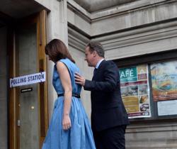 Londra, David Cameron con la moglie Samantha al voto