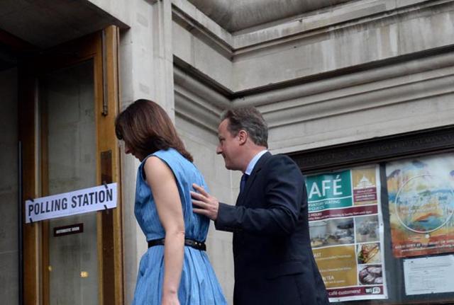 Londra, David Cameron con la moglie Samantha al voto