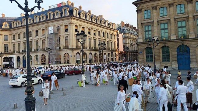 Dîner en Blanc de Paris (pagina ufficiale) Dîner en Blanc de Paris (pagina ufficiale)