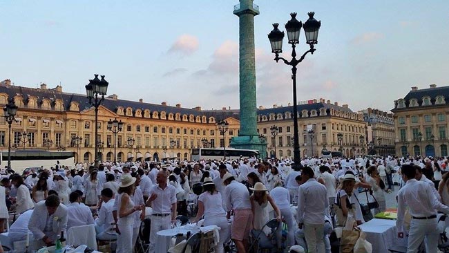 Dîner en Blanc de Paris (pagina ufficiale) Dîner en Blanc de Paris (pagina ufficiale)