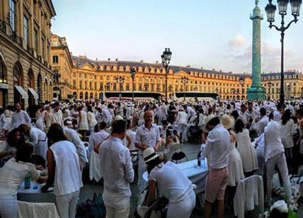 Cena in bianco a Parigi. Che spettacolo place Vendôme. FOTO