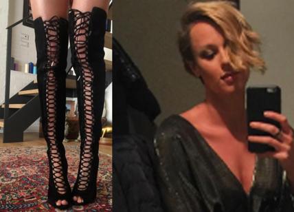 Federica Pellegrini sexy: pinne col tacco, scarpe hot e selfie scollata. Foto
