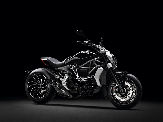 Moto XDiavel (titolare del DMC e fabbricante Ducati Motor Holdings S.p.A., designer Ducati Design Centre) Moto XDiavel (titolare del DMC e fabbricante Ducati Motor Holdings S.p.A., designer Ducati Design Centre)