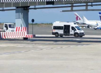 Aeroporto Fiumicino, volano i bagagli in pista. Gimkana dei mezzi. VIDEO