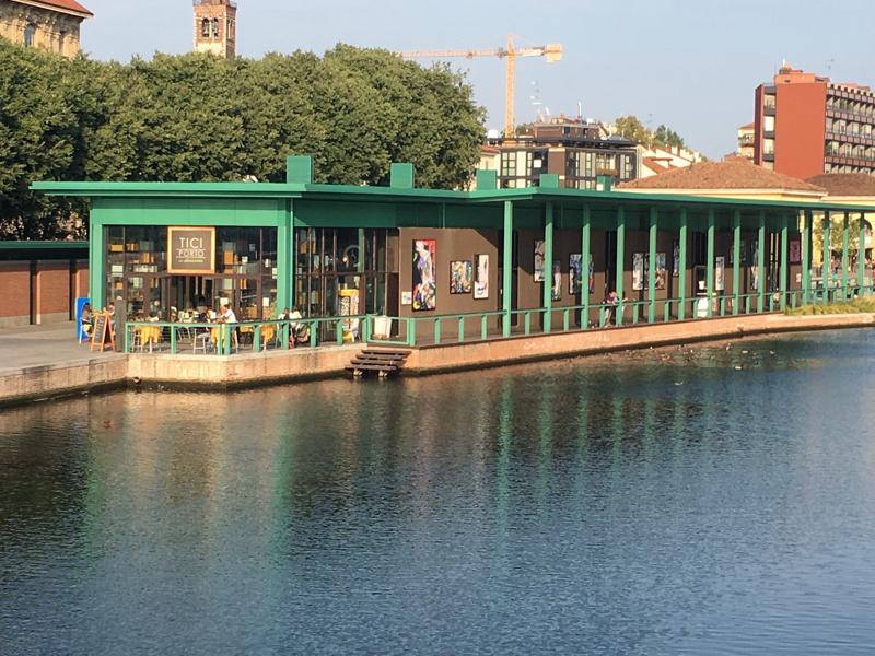 Oggi parliamo di quel gioiello architettonico che e' la Nuova Darsena, simbolo della Rinascita Milanese seguita a quell'evento straordinario chiamato Expo. Gia', perche' l'Esposizione Universale non e' stata solo il volano di uno spettacolare miracolo economico, di cui oggi da milanesi gustiamo i frutti sotto forma di infinite opportunità lavorative, prosperita' economica, benessere e instancabile fermento culturale; e non e' stata nemmeno solo un momento di presa di coscienza collettiva circa il problema globale del Cibo e della Nutrizione, che ha portato all'affacciarsi, con prepotenza, di una nuova sensibilita' collettiva, un vero e proprio miracolo etico che ha coinvolto e sconvolto un'intera generazione, quella dei Millennials, ora completamente disinteressata agli smart-phone e alla tecnologia ma estremamente attenta ai problemi della Fame nel Mondo. No, Expo e' stata anche la grande occasione con cui Milano si e' rifatta il trucco, agghindandosi di capolavori architettonici immortali come appunto la Nuova Darsena. Ma dico, dove potete ammirare oggi, una simile meraviglia di edificio quale "il maxi-baracchino di Gigi Lo Zozzo"?