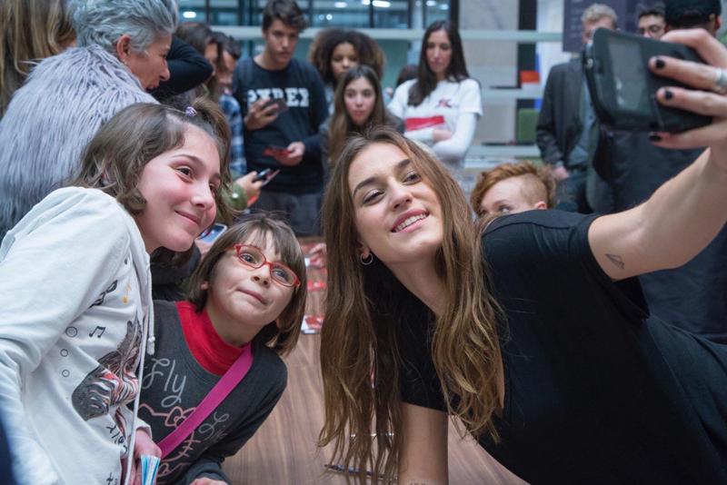 Selfie con Gaia, finalista X Factor, alla filiale di via Verdi di Intesa Sanpaolo a Milano.