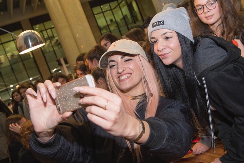 Selfie con Rochelle, finalista X Factor, alla filiale di via Verdi di Intesa Sanpaolo a Milano.