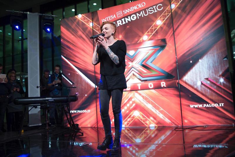 Eva si esibisce al concerto dei finalisti di X Factor alla filiale di via Verdi di Intesa Sanpaolo a Milano.