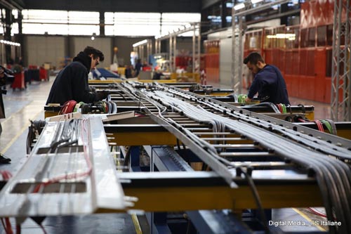 Le linee di produzione del nuovo treno regionale Rock alla Hitachi Rail Italy di Pistoia. Le linee di produzione del nuovo treno regionale Rock alla Hitachi Rail Italy di Pistoia.