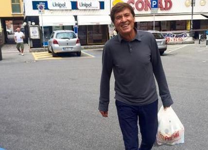 Gianni Morandi fa la spesa di domenica e i fan si indignano