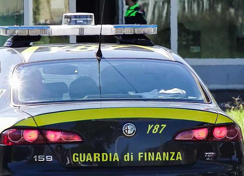 Travestiti da finanzieri, rapinano una villa e svuotano una banca