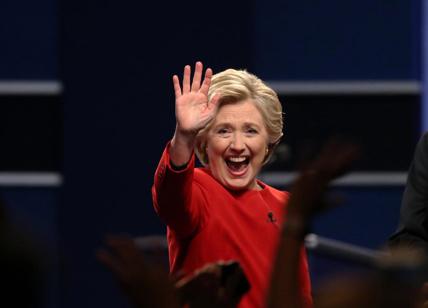 Hillary Clinton in tailleur pantalone rosso o blu: la strategia dietro il look