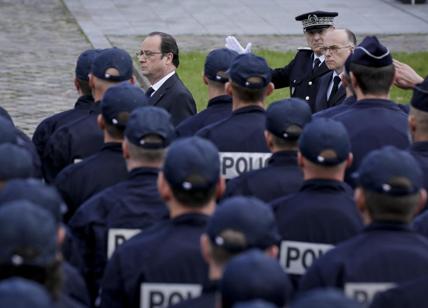 Hollande, agente rifiuta di dargli la mano ai funerali dei colleghi