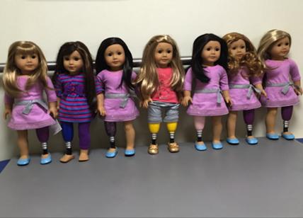 Emma e la sua bambola con protesi: il video diventa virale