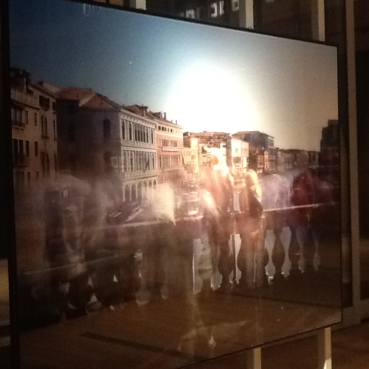 Una fotografia della mostra “Look at me! Da Nadar a Gursky: i ritratti nella Collezione d'Arte Unicredit”, all'Unicredit Pavilion. Una fotografia della mostra “Look at me! Da Nadar a Gursky: i ritratti nella Collezione d'Arte Unicredit”, all'Unicredit Pavilion.
