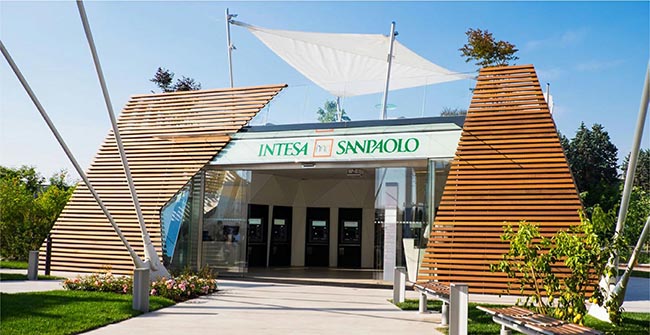 Una postazione Bancomat di Intesa Sanpaolo a Expo.@Maurizio Tosto Una postazione Bancomat di Intesa Sanpaolo a Expo.@Maurizio Tosto