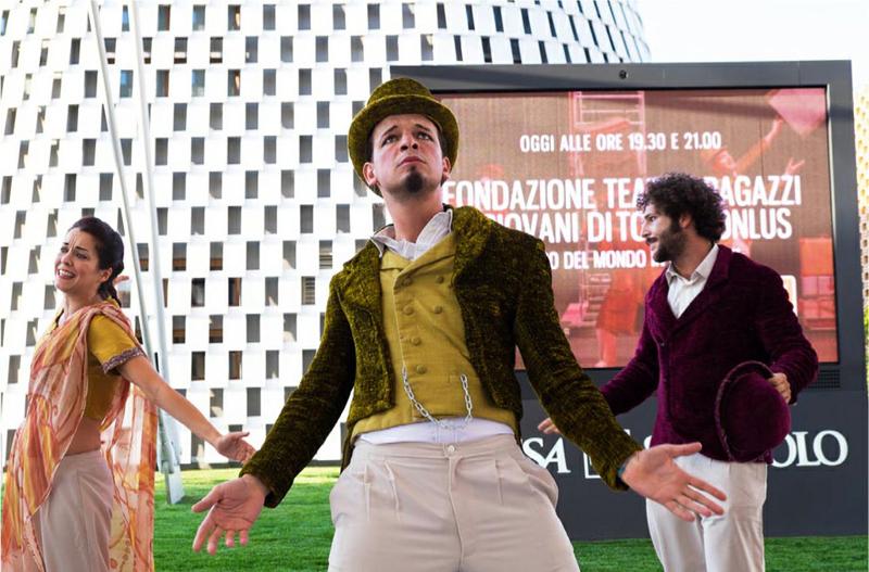 Uno spettacolo all'esterno di The Waterstone, spazio espositivo di Intesa Sanpaolo a Expo. Uno spettacolo all'esterno di The Waterstone, spazio espositivo di Intesa Sanpaolo a Expo.
