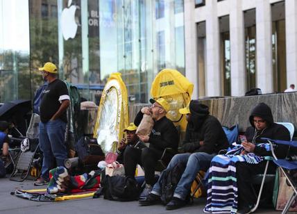 iPhone 7, tutti in fila per lo smartphone Apple. Code, sold out e proteste