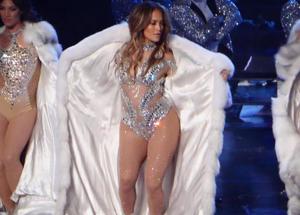 JENNIFER LOPEZ, bikini da infarto. JLo a 51 anni fa sognare. Le foto delle Vip