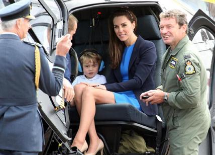 Kate Middleton e il piccolo George in elicottero: minigonna sexy. FOTO