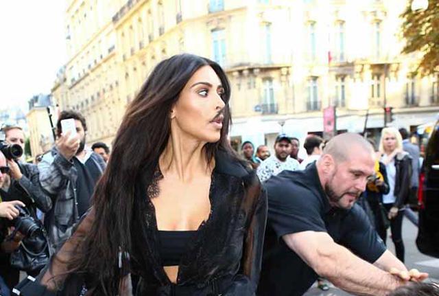 Kim Kardashian aggredita a Parigi. L'obiettivo? Morderle il lato B. FOTO