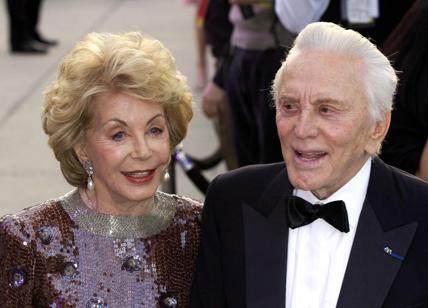 Kirk Douglas compie 100 anni. Un secolo di gloria per il padre di Michael