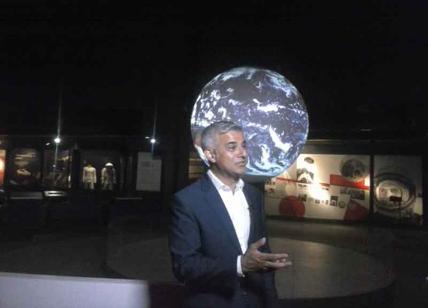Londra, Khan presenta la Tube by night per i viveur della metropoli. Il video