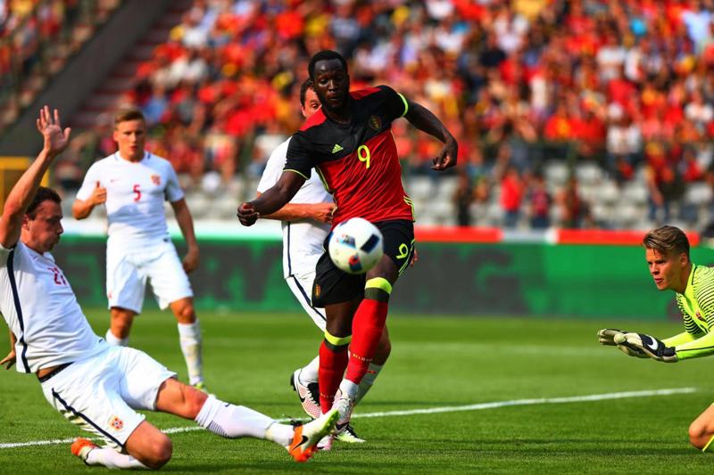 ATTACCANTE: ROMELU LUKAKU - Non c'era certo bisogno di Euro 2020 per scoprire il talento del centravanti del Belgio e dell'Inter. Nonostante la spietata guardia di Bonucci e Chiellini, che lo hanno impietosamente fermato contro l'Italia, merita il posto al centro dell'attacco ATTACCANTE: ROMELU LUKAKU - Non c'era certo bisogno di Euro 2020 per scoprire il talento del centravanti del Belgio e dell'Inter. Nonostante la spietata guardia di Bonucci e Chiellini, che lo hanno impietosamente fermato contro l'Italia, merita il posto al centro dell'attacco