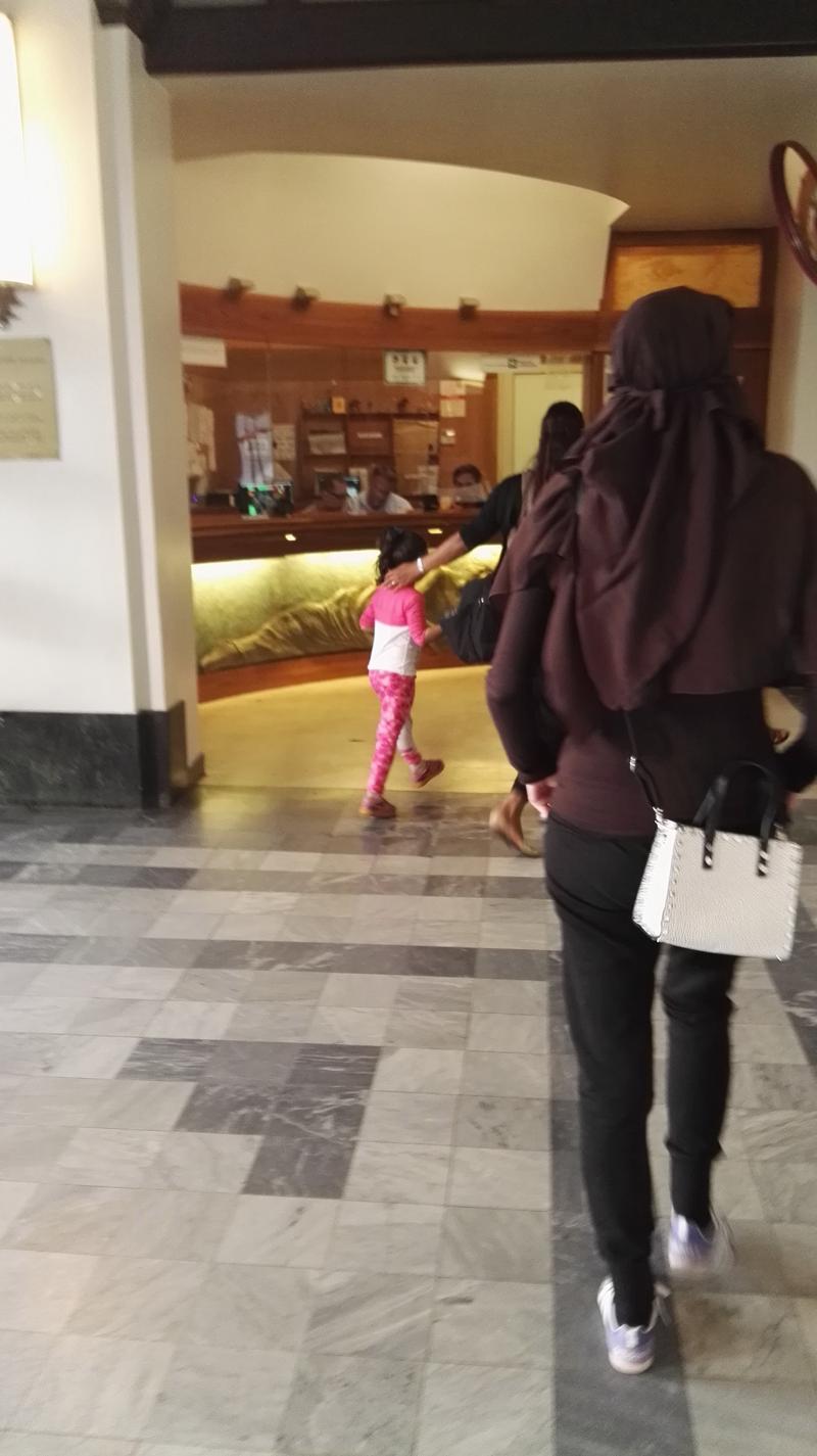 Con il niqab negli ospedali lombardi, la reception della Mangiagalli (foto: Beatrice Elerdini)