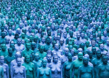 Tutti nudi e dipinti di blu: il nuovo progetto di Spencer Tunick. FOTO
