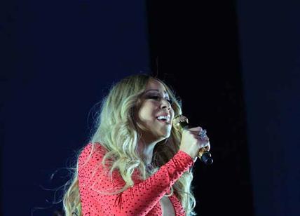 Mariah Carey in concerto a Ciudad de México: le foto in abito rosso scosciato