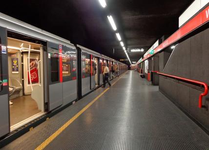 Milano, brusca frenata in metro rossa, quattro persone lievemente contuse