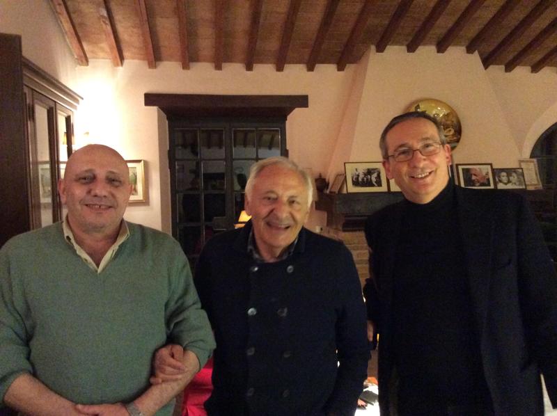 Giulio Rapetti Mogol col presidente e il segretario generale dell'Associazione Nobel a Mogol, rispettivamente, Nanco Paoletti (a sinistra) e Milo Goj (a destra) Giulio Rapetti Mogol col presidente e il segretario generale dell'Associazione Nobel a Mogol, rispettivamente, Nanco Paoletti (a sinistra) e Milo Goj (a destra)