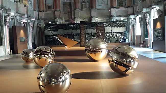 Sala delle Cariatidi - opere di A. Pomodoro Sala delle Cariatidi - opere di A. Pomodoro