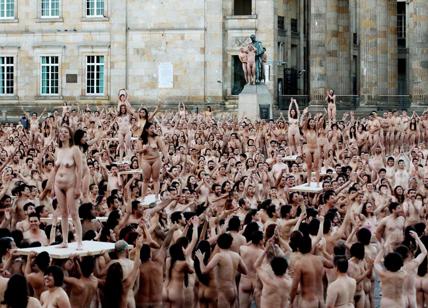Tutti nudi in piazza per la foto dell'artista Spencer Tunick. IMMAGINI