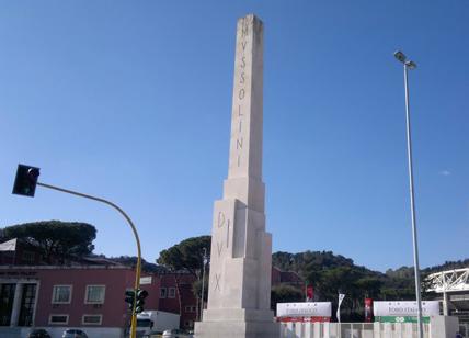 Mussolini come i faraoni: sotto l'obelisco monete e messaggi ai posteri