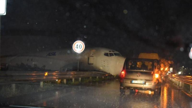 Orio al Serio: aereo atterra sulla Statale (foto Twitter @MarcoMauriPude) Orio al Serio: aereo atterra sulla Statale (foto Twitter @MarcoMauriPude)