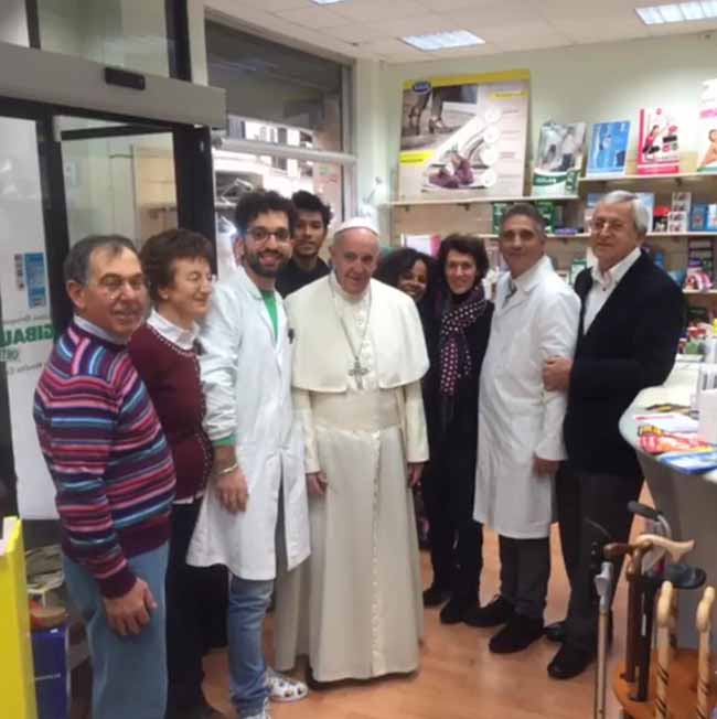 papa francesco compra scarpe (9)