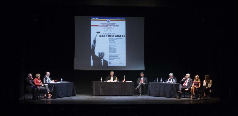 Teatro Carcano: il "processo" a Bettino Craxi (foto: Angelo Redaelli) Teatro Carcano: il "processo" a Bettino Craxi (foto: Angelo Redaelli)