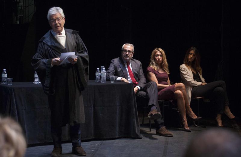 Teatro Carcano: il "processo" a Bettino Craxi (foto: Angelo Redaelli) Teatro Carcano: il "processo" a Bettino Craxi (foto: Angelo Redaelli)