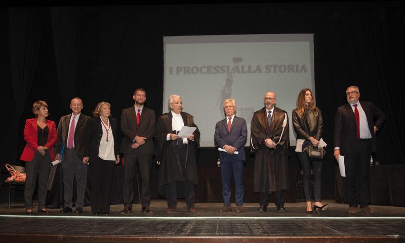 Teatro Carcano: il "processo" a Bettino Craxi (foto: Angelo Redaelli) Teatro Carcano: il "processo" a Bettino Craxi (foto: Angelo Redaelli)